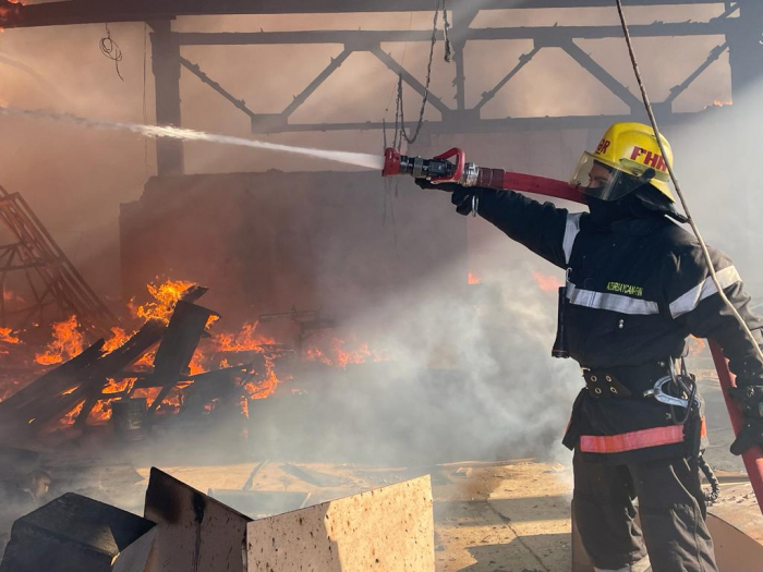    Baş prokurorun müavini yanğın yerinə getdi  
   