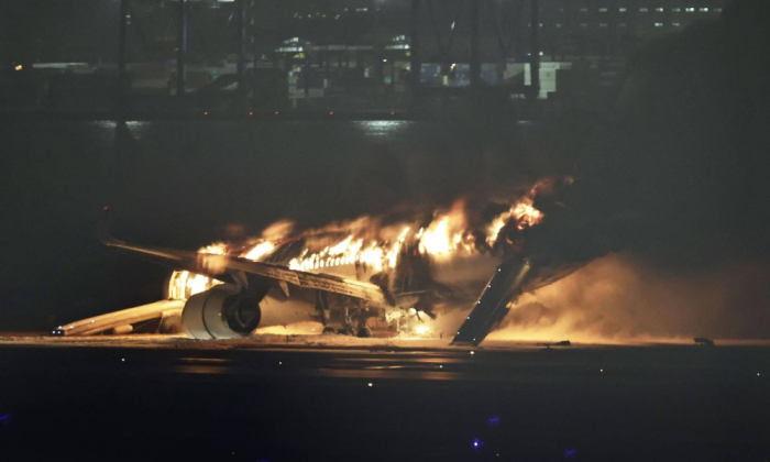   5 dead after collision between Japan Airlines, coast guard planes at Tokyo airport  