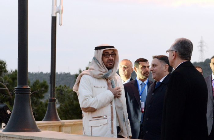 Cheikh Mohammed ben Zayed Al Nahyan visite l’Allée des Martyrs à Bakou