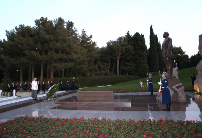   Le président des Emirats arabes unis visite la tombe du Leader national Heydar Aliyev  