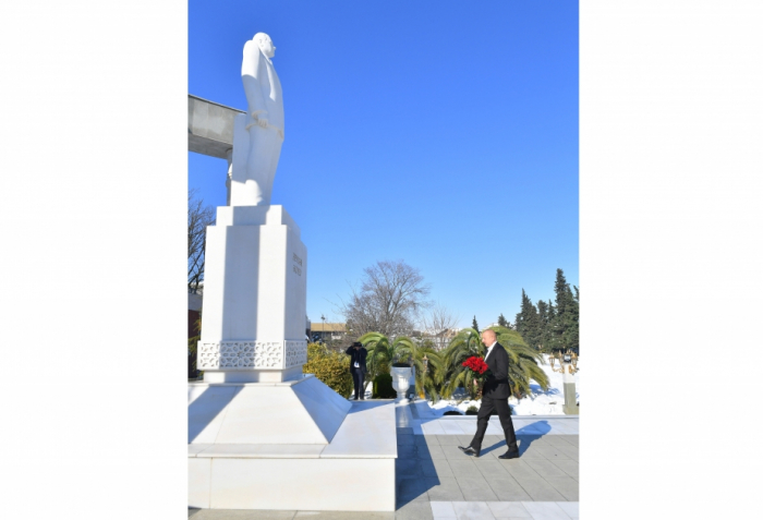   Präsident Aliyev besucht die Statue des Nationalleaders Heydar Aliyev in der Stadt Lenkaran   