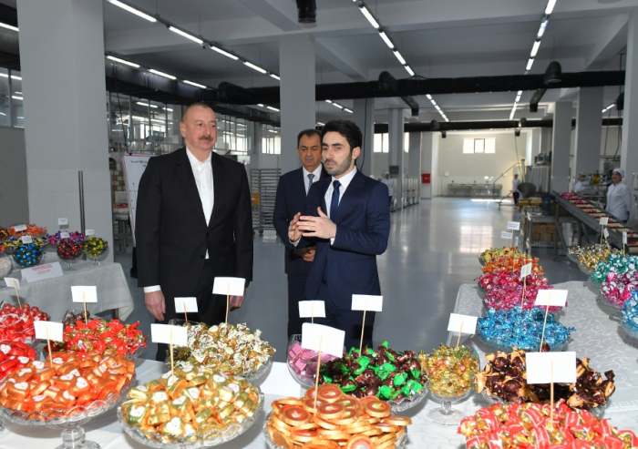  Ilham Aliyev estuvo en la empresa de producción de confitería 