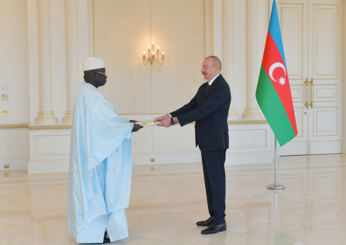  El Presidente de Azerbaiyán recibió las credenciales del Embajador entrante de Senegal 