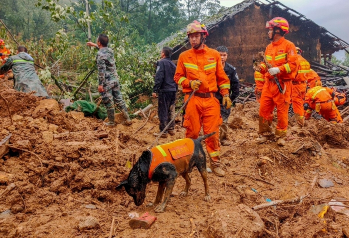 Chine: Un glissement de terrain fait deux victimes, 45 personnes encore ensevelies