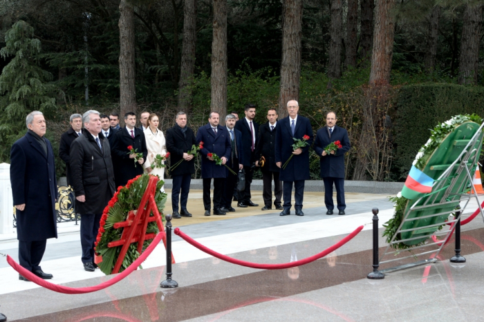 Hulusi Akar pays tribute to Great Leader Heydar Aliyev and Azerbaijani martyrs