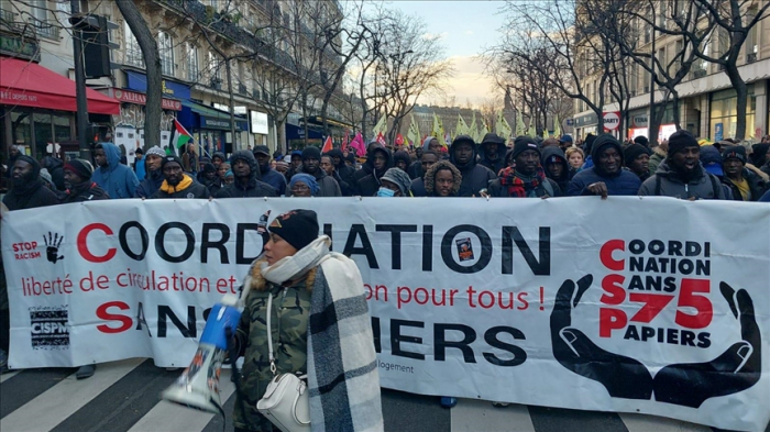 Des centaines de personnes protestent à Paris contre la loi immigration