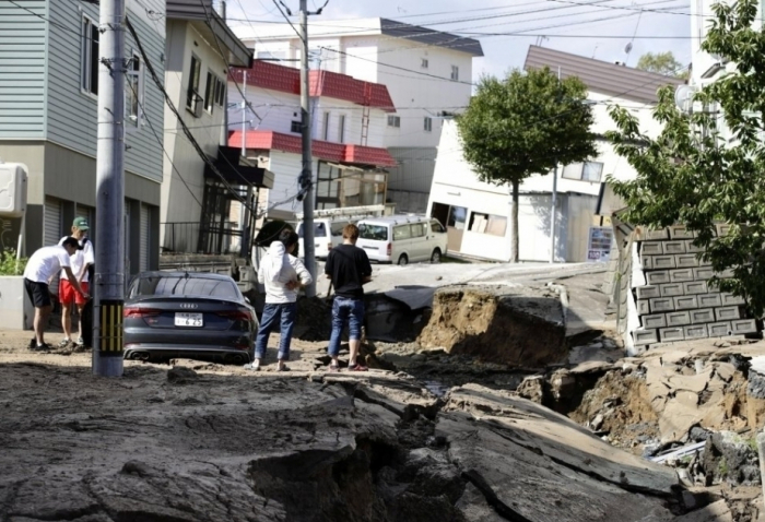  Japan quake toll hits 30 as rescuers race to find survivors 