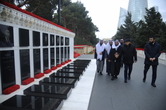 Kuwaiti parliamentarians visit Alley of Martyrs in Baku