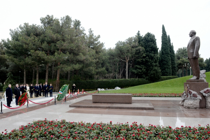 Hulusi Akar visite l’Allée d’Honneur à Bakou