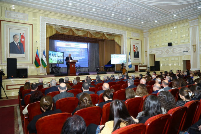 Una delegación de Uzbekistán se reúne con la comunidad científica en la Universidad Estatal de Bakú