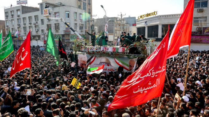    İranda    "intiqam bayrağı"    dalğalandı   