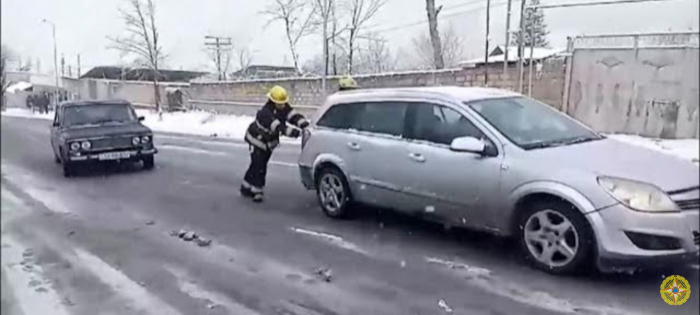    Şəkidə yollar buz bağladı,    FHN köməyə getdi -   Video       