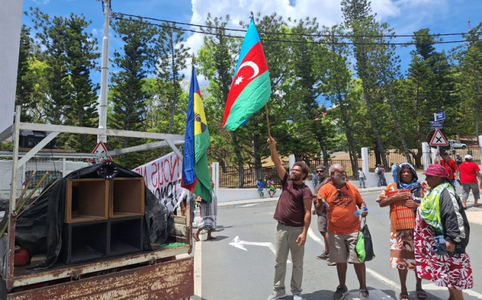  Protesta contra Francia en Nueva Caledonia:  se izaron banderas azerbaiyanas  