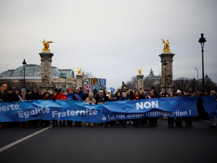 Plusieurs dizaines de milliers de manifestants contre la loi immigration en France