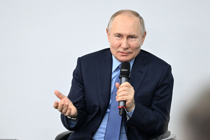       Putin nazirlə zarafatlaşdı:   "Hər şeyi məhv edəcəksən"   