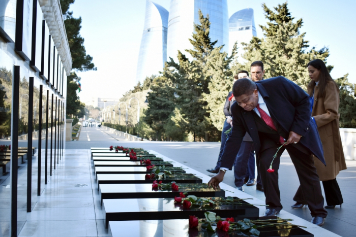 Le Secrétaire général de l’Union interparlementaire visite l’Allée des Martyrs à Bakou