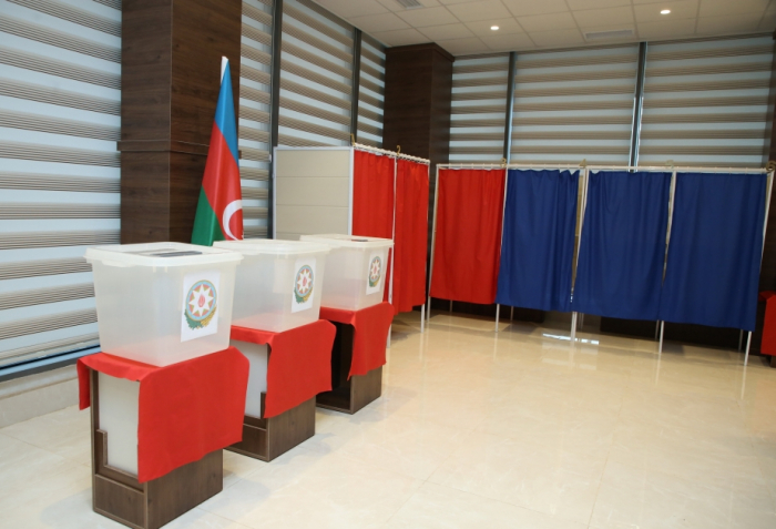   In Füzuli stimmen die Einwohner in drei Wahllokalen ab  