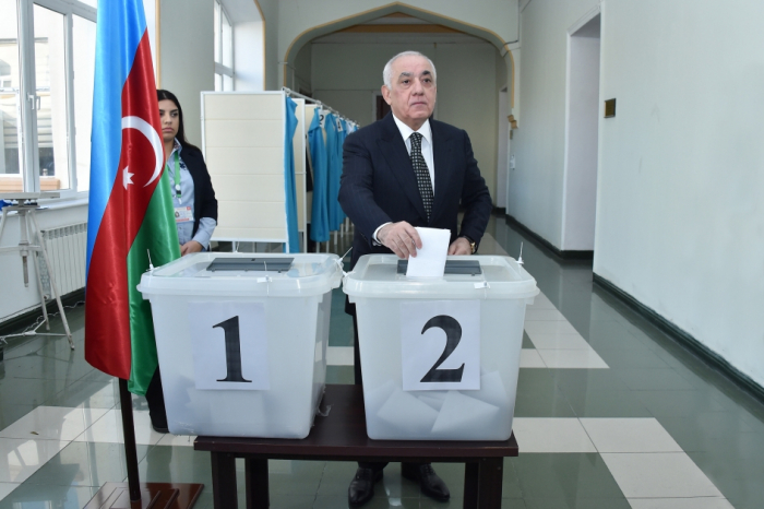 Le Premier ministre azerbaïdjanais vote dans le bureau de vote № 2 de l’arrondissement de Sébaïl