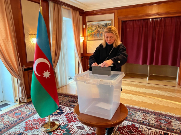   Aserbaidschanische Bürger beginnen mit der Stimmabgabe in der Botschaft in Österreich  