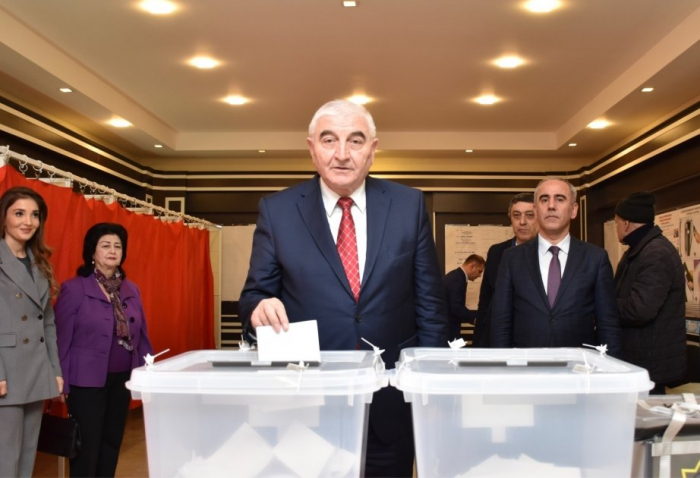   Vorsitzender der Zentralen Wahlkommission Aserbaidschans stimmt bei vorgezogener Präsidentschaftswahl ab  