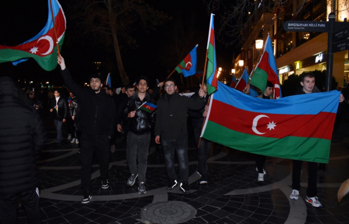 La procesión tiene lugar en el Bulevar Litoral en honor de la convincente victoria electoral del Presidente Ilham Aliyev