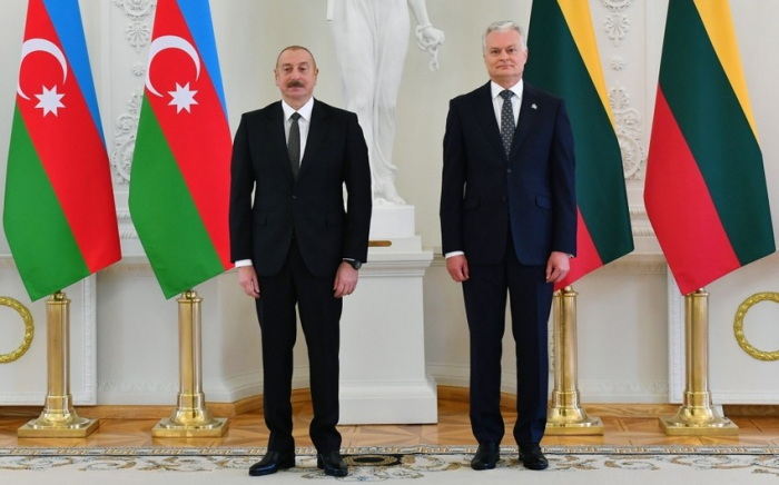  El Jefe de Estado lituano felicitó al Presidente Ilham Aliyev 
