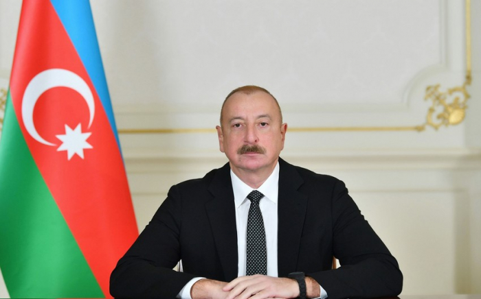   Präsident Ilham Aliyev besuchte die Allee der Märtyrer  