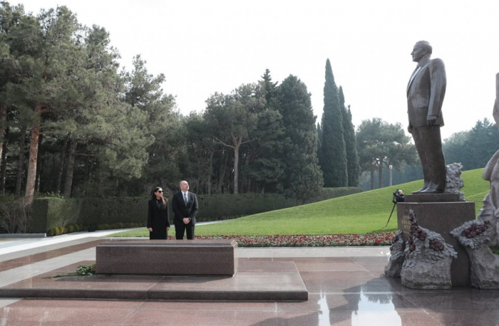 President Ilham Aliyev pays respect to National Leader Heydar Aliyev - PHOTOS