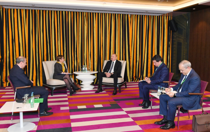  Präsident Ilham Aliyev trifft sich mit der Präsidentin der EBWE 