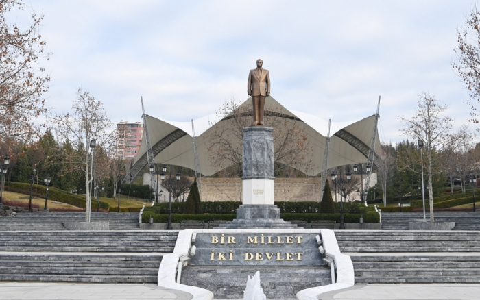  Presidente Ilham Aliyev visita el monumento al Gran Líder Heydar Aliyev en Ankara  