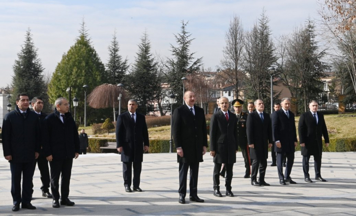 President Ilham Aliyev visits monument to Great Leader Heydar Aliyev in Ankara - PHOTO