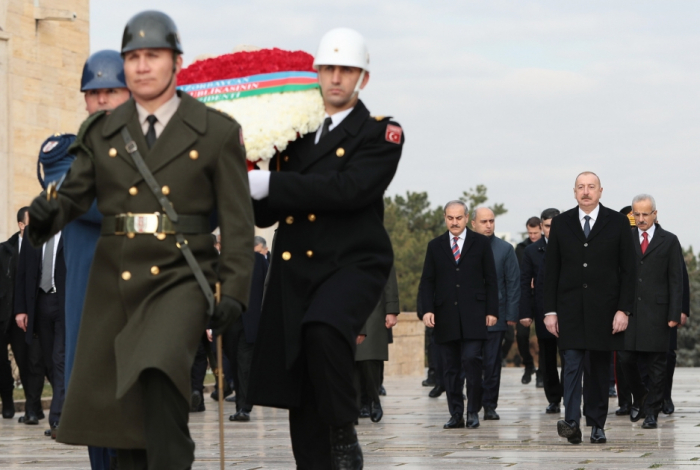 Presidente Ilham Aliyev visita Anitkabir en Ankara 