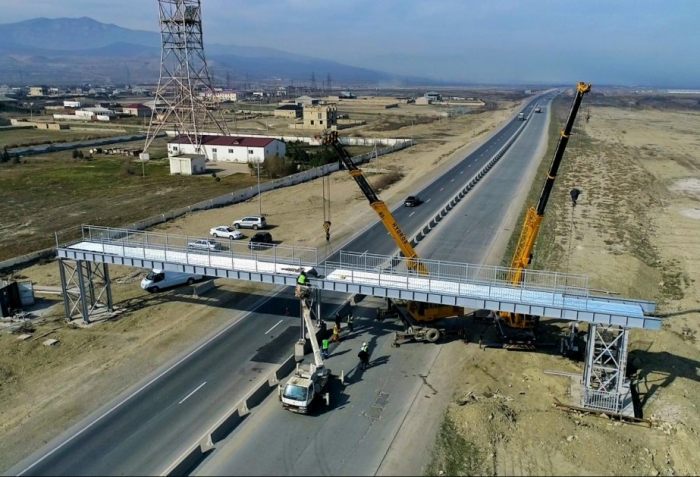   Auf der Baku-Guba-Autobahn wird ein Fußgängerüberweg gebaut  