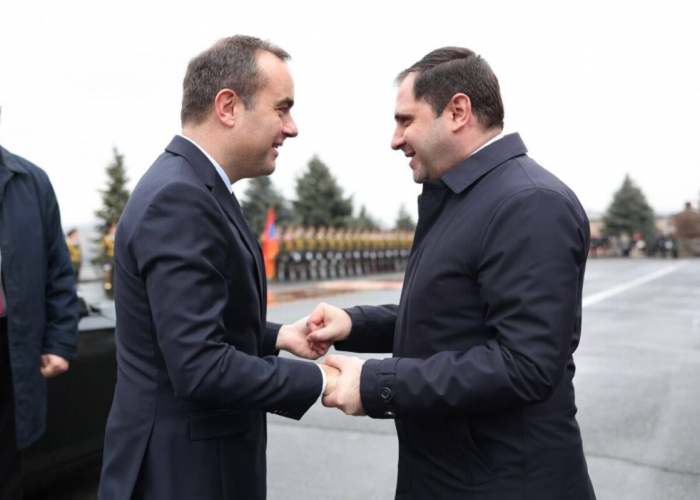   Armenischer Verteidigungsminister trifft sich mit seinem französischen Amtskollegen  