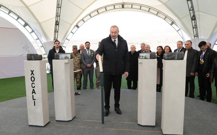  Präsident legte den Grundstein für das Völkermorddenkmal in Chodschali und besuchte die Stadt Chankendi 