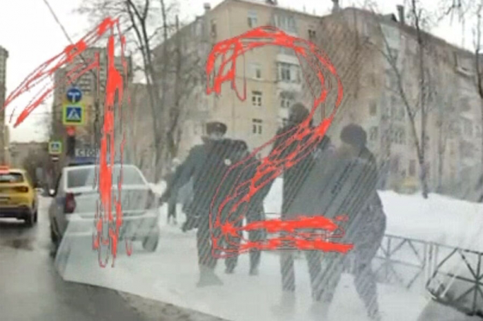 Tədbir təşkilatçısını polislərin gözü qarşısında bıçaqladı    - VİDEO   