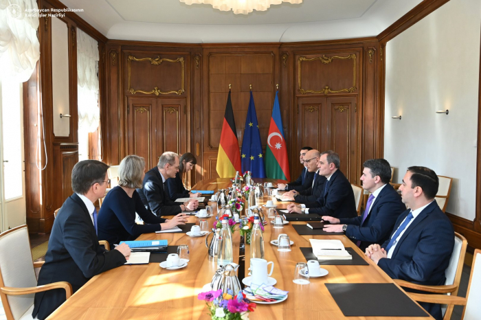   Aserbaidschanischer Außenminister und Staatssekretär des deutschen Auswärtigen Amtes besprechen die Aussichten für ein Friedensabkommen  