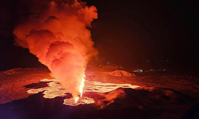   Islande : éruption volcanique, des jets de lave visibles depuis Reykjavik -   PHOTO    