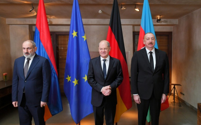Ilham Aliyev hält gemeinsames Treffen mit Bundeskanzler und armenischem Premierminister ab