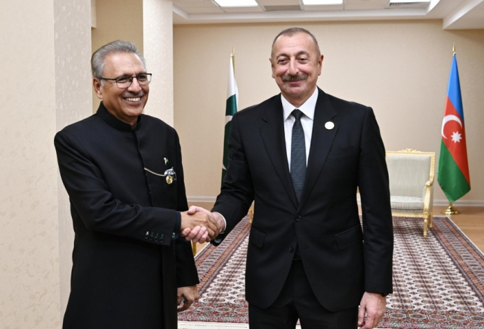   Pakistani President Arif Alvi congratulates President Ilham Aliyev  