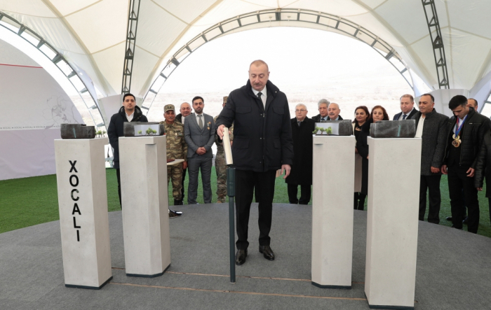 Le président azerbaïdjanais pose la première pierre du mémorial du génocide à Khodjaly - Photos