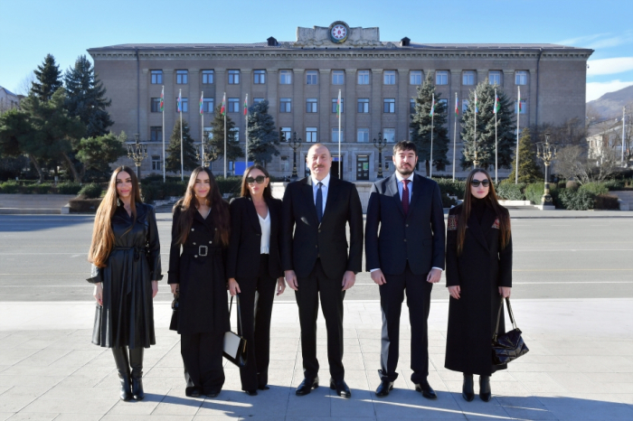   Fotos  del Presidente Ilham Aliyev y su familia de Khankendi 