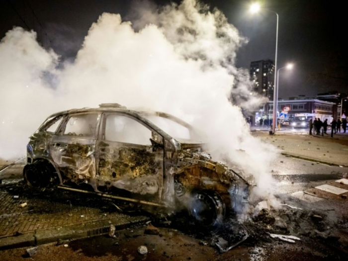 Pays-Bas : quatre policiers blessés lors d