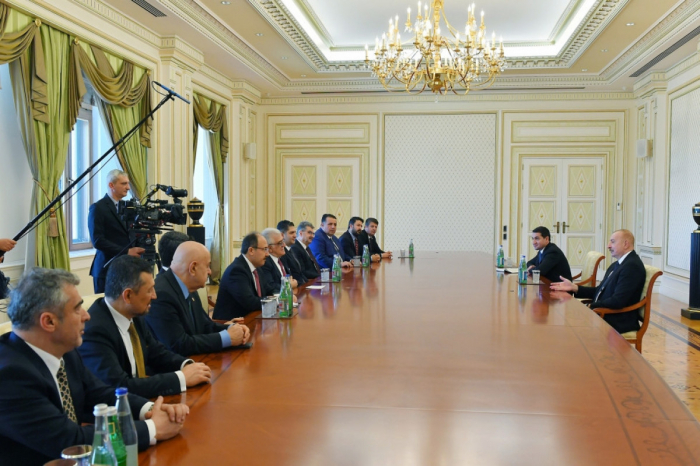  Presidente de Azerbaiyán recibe a la delegación de miembros de la Gran Asamblea Nacional de Türkiye 