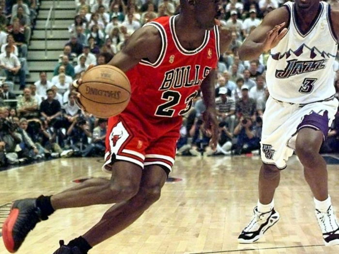 Nouveau record pour Michael Jordan : six baskets vendues 8 millions de dollars