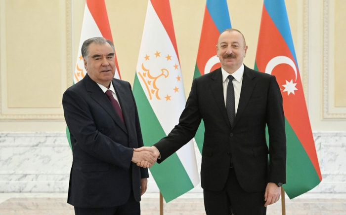  Emomali Rahmon felicitó a Ilham Aliyev 