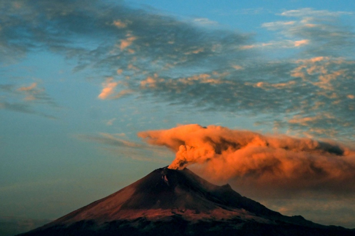 Une vingtaine de vols annulés à cause du volcan Popocatépetl au Mexique