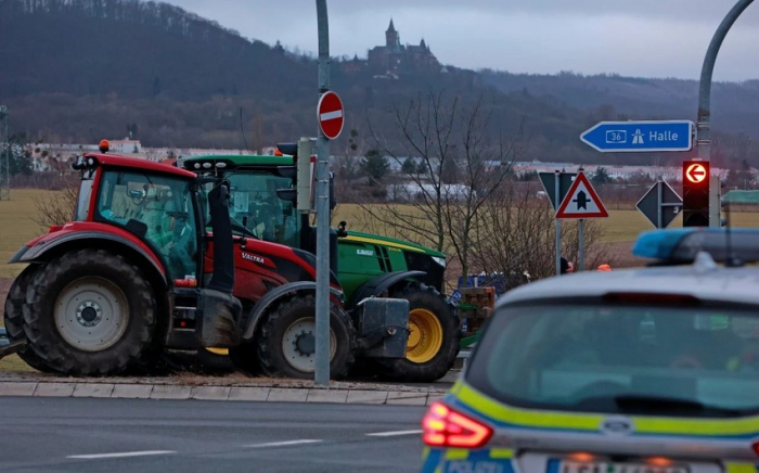   Landwirte in Deutschland blockierten die Straße zum Frankfurter Flughafen  