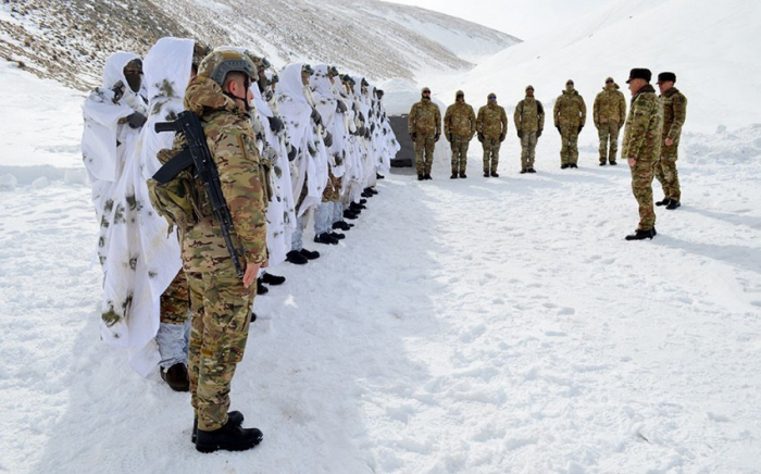   Aserbaidschanische Generäle beobachteten die Ausbildung der Kommandotruppen unter harten Winterbedingungen   - FOTOS     