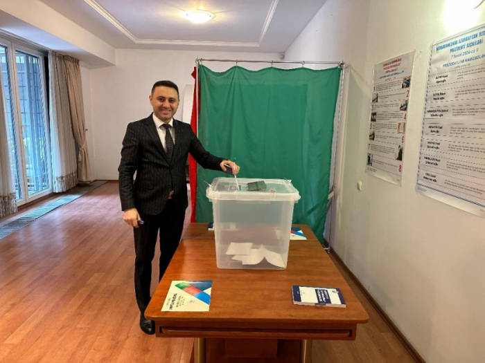 Azerbaijan citizens in Romania exercise their voting rights